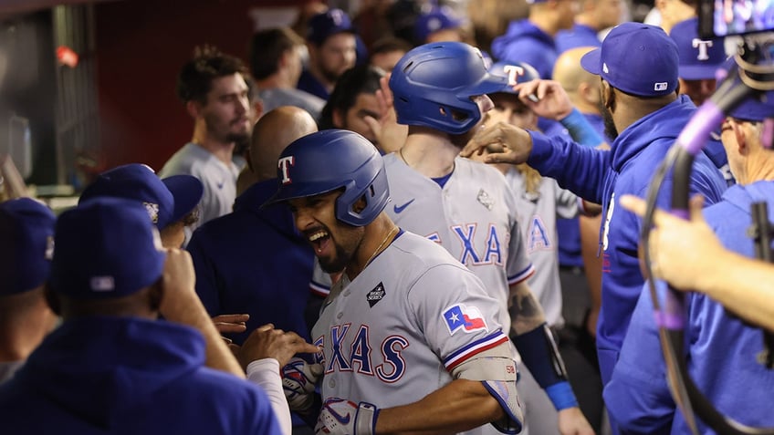 rangers dominate diamondbacks in game 4 to take commanding lead in world series