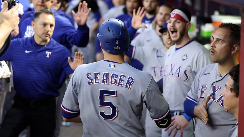 rangers dominate diamondbacks in game 4 to take commanding lead in world series