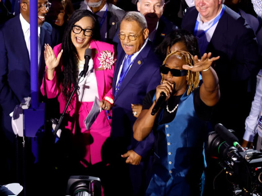 CHICAGO, ILLINOIS - AUGUST 20: Rapper Lil Jon (R) performs with the Georgia delegation dur