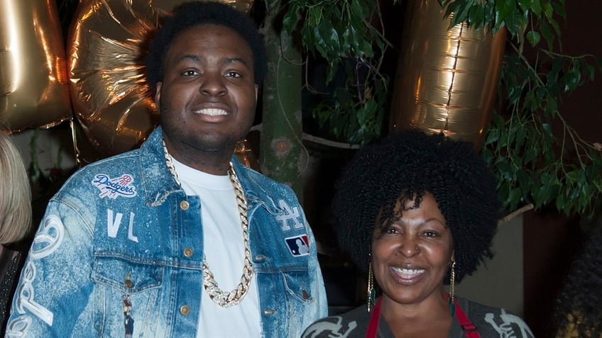 Sean Kingston serves food with his mom Janice Turner.