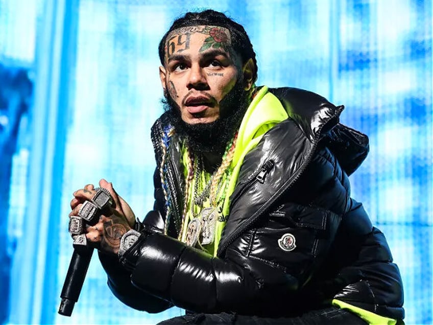 MIAMI, FLORIDA - DECEMBER 17: Rapper Tekashi 6ix9ine performs during the MiamiBash 2021 at FTX Arena on December 17, 2021 in Miami, Florida. (Photo by John Parra/Getty Images,)