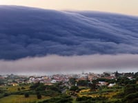 Rare 'tsunami' roll cloud hovers over beachgoers in popular destination spot