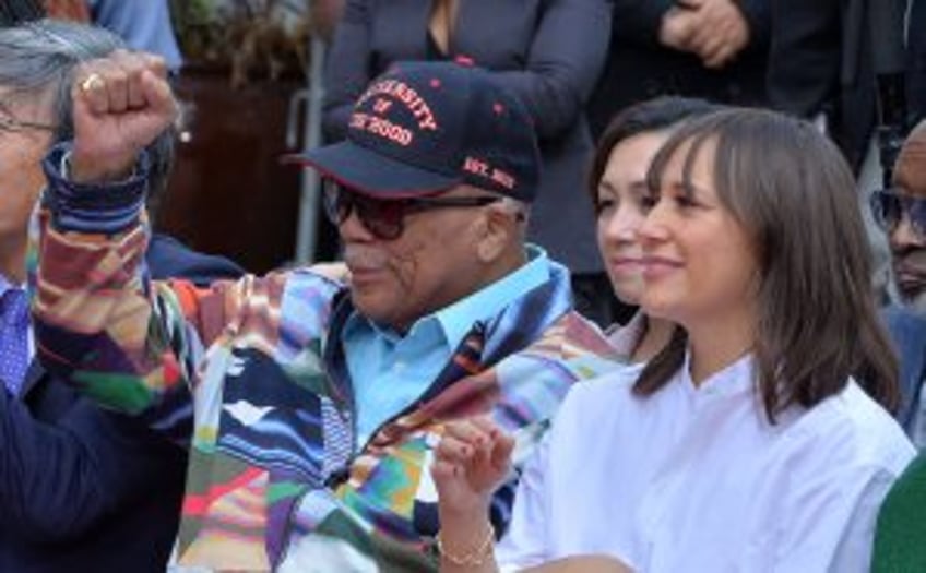 Rashida Jones accepts late dad Quincy's honorary Oscar