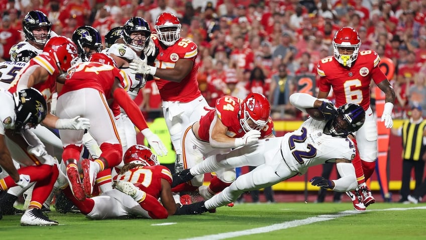 Derrick Henry rushes against Leo Chenal