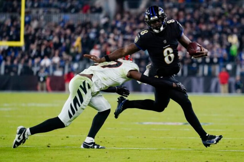 ravens handle bengals 34 20 after joe burrow exits in the 2nd quarter with a wrist injury