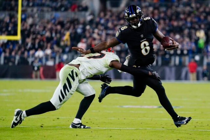 ravens handle bengals 34 20 after joe burrow exits in the 2nd quarter with a wrist injury