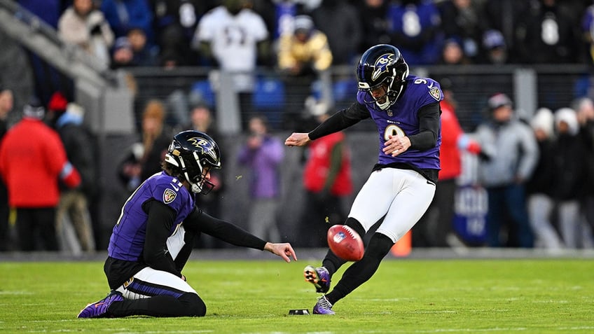 Justin Tucker kicks the ball