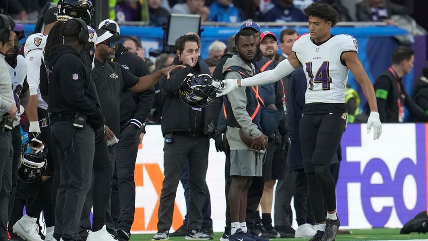 ravens kyle hamilton ejected for brutal hit on titans wide receiver f ing bulls 