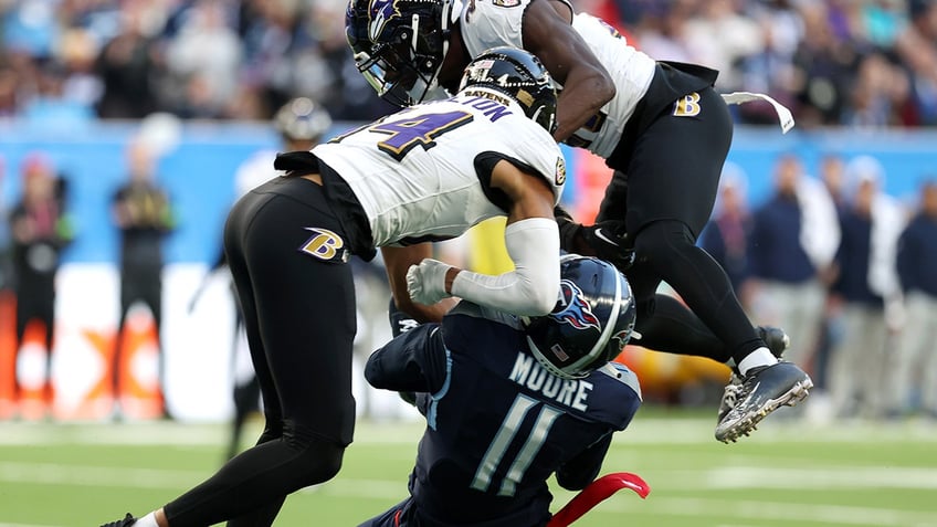 ravens kyle hamilton ejected for brutal hit on titans wide receiver f ing bulls 