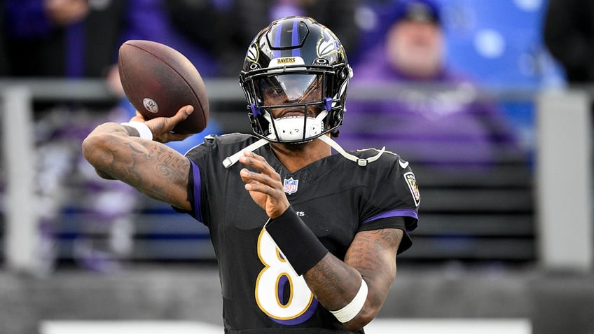 Lamar Jackson warms up