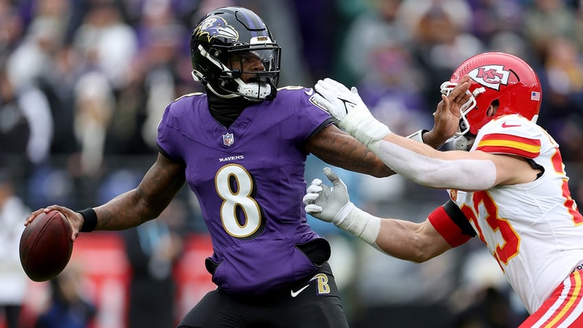 Lamar Jackson stiff arm