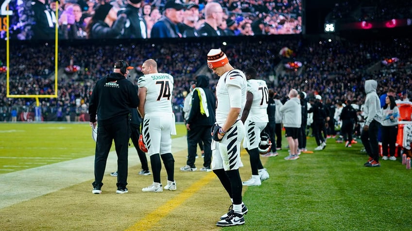 ravens roquan smith reacts to joe burrows first half exit sometime things like that happen