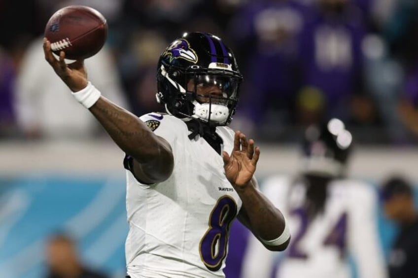 Lamar Jackson will lead the Baltimore Ravens against the San Francisco 49ers on Monday in a matchup of the teams with the NFL's best record at 11-3