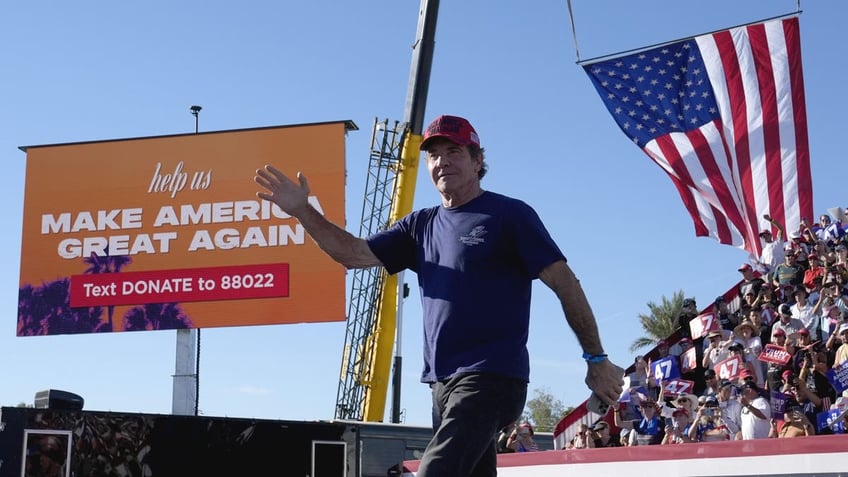 Dennis Quaid walks out at Trump Coachella rally