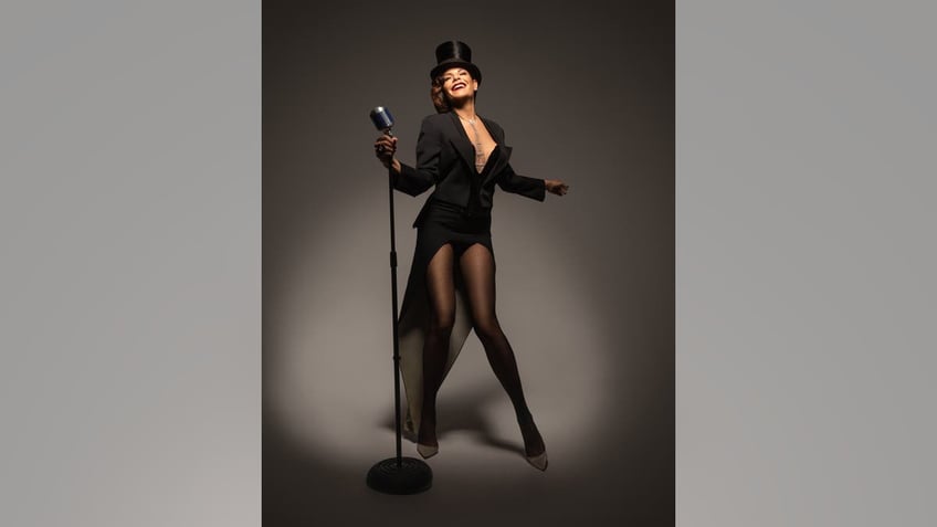 luann de lesseps in cabaret promo photo