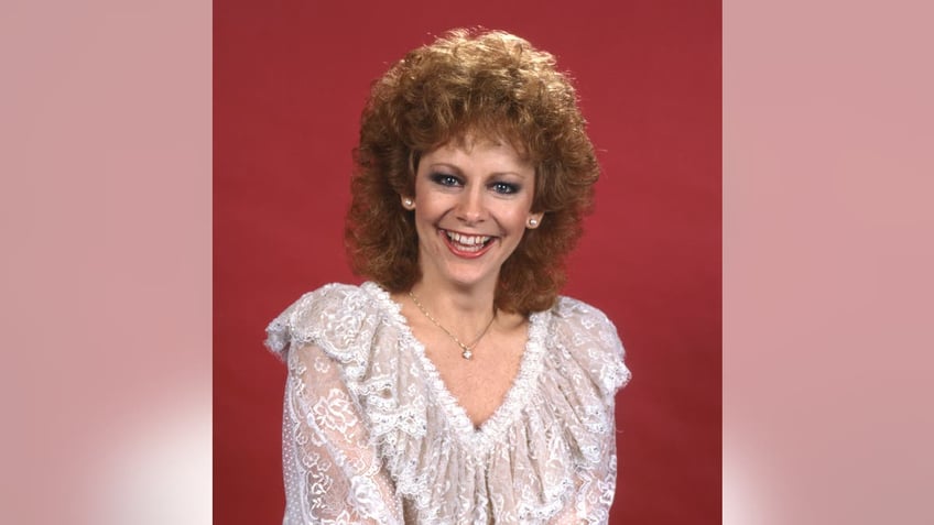 reba mcentires road to queen of country voice coachs oklahoma ranch beginnings to overcoming tragic loss