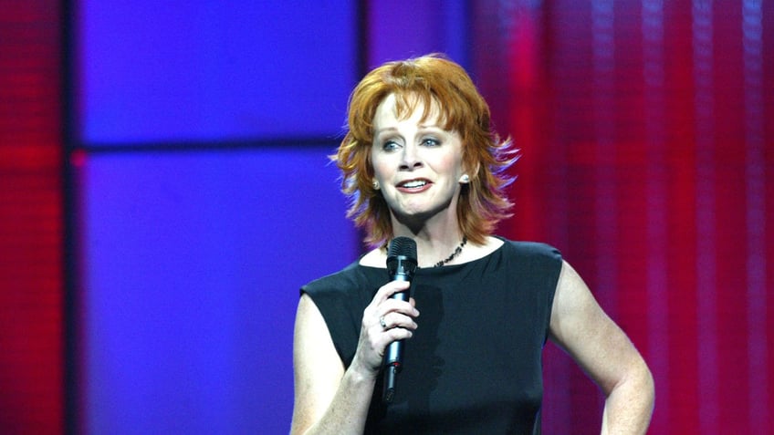 reba mcentires road to queen of country voice coachs oklahoma ranch beginnings to overcoming tragic loss