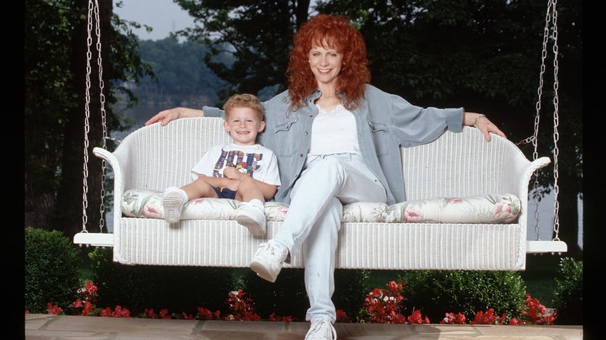 reba mcentires road to queen of country voice coachs oklahoma ranch beginnings to overcoming tragic loss