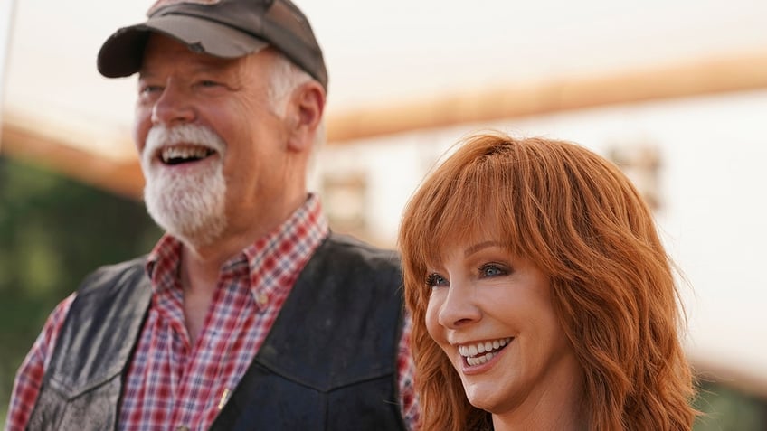 reba mcentires road to queen of country voice coachs oklahoma ranch beginnings to overcoming tragic loss