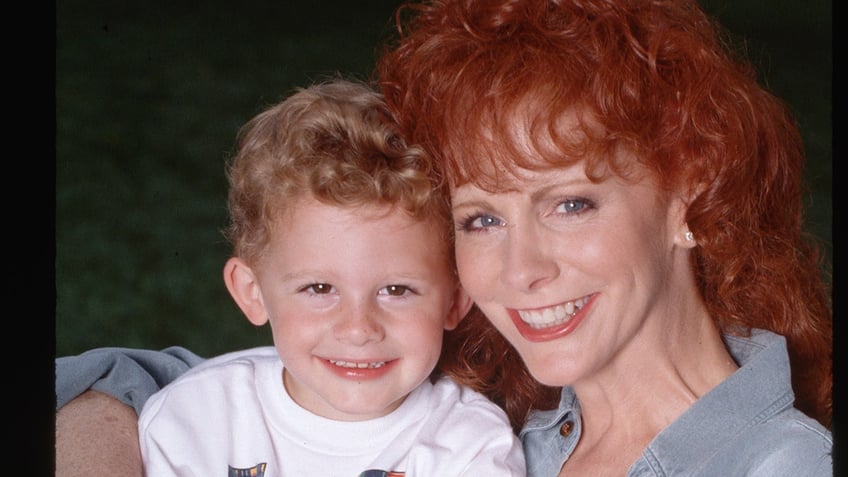 reba mcentires road to queen of country voice coachs oklahoma ranch beginnings to overcoming tragic loss