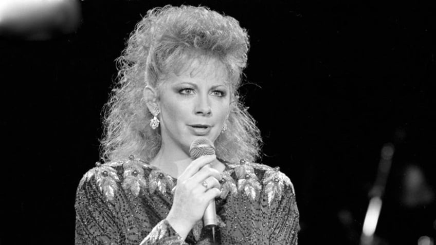 reba mcentires road to queen of country voice coachs oklahoma ranch beginnings to overcoming tragic loss