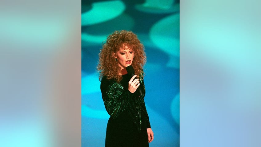 reba mcentires road to queen of country voice coachs oklahoma ranch beginnings to overcoming tragic loss