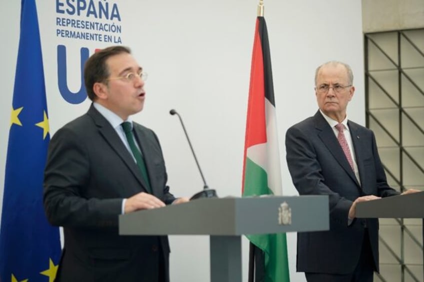 Spanish Foreign Minister Jose Manuel Albares (L) and Palestinian Prime Minister Mohammad M