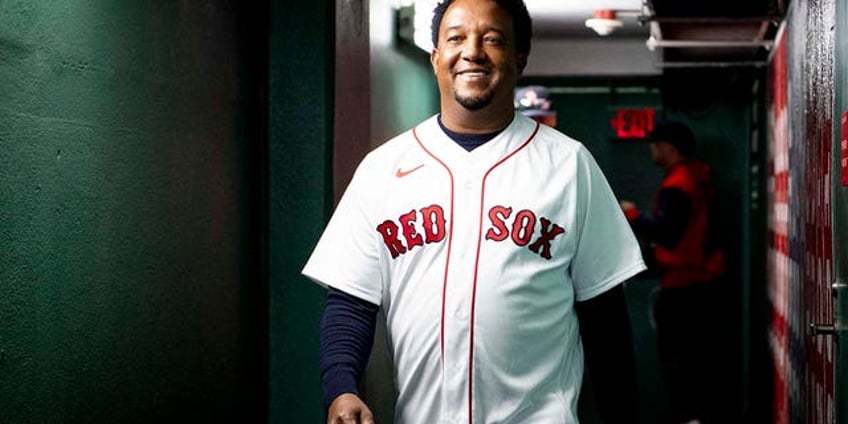 red sox legend pedro martinez compares slumping yankees to chihuahuas after shutout loss to braves