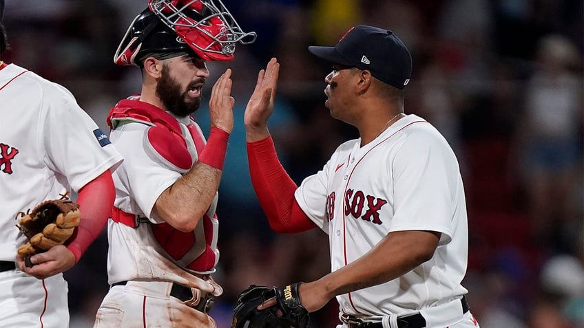 red sox secure series win over mets behind four run third inning