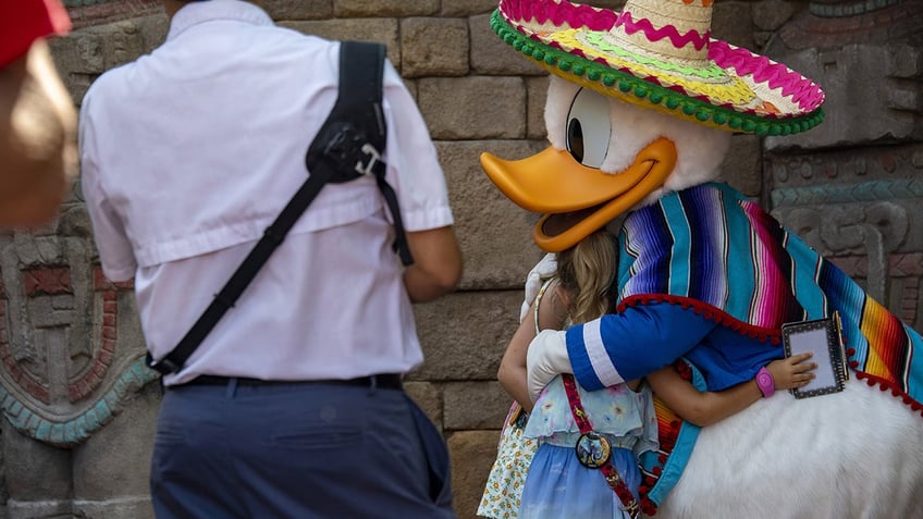 donald duck hug