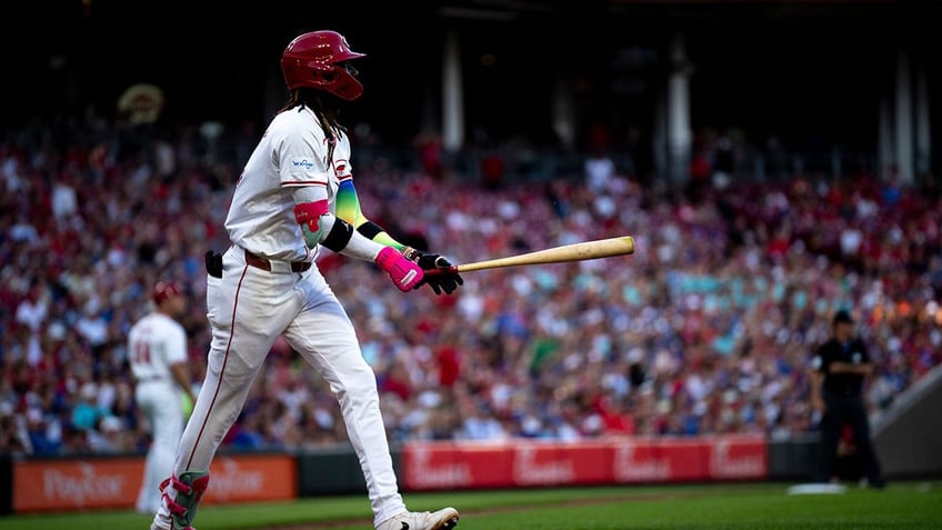 Elly De La Cruz watches his home run 