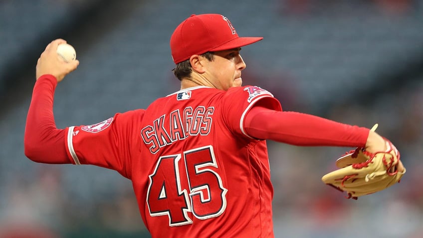 Tyler Skaggs pitching