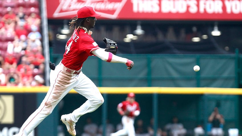 reds rookie elly de la cruz makes record breaking throw during win over giants