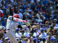 Reds star Elly De La Cruz homers after learning of the death of his sister