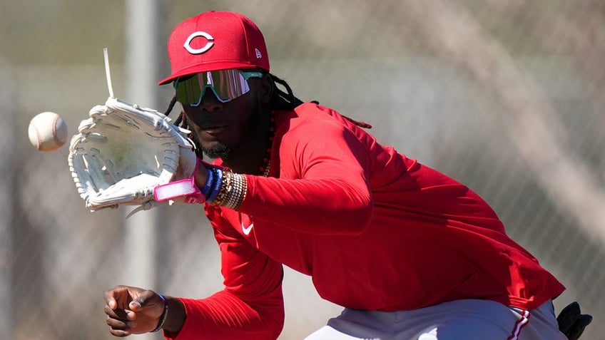 Elly De La Cruz catches a baseball