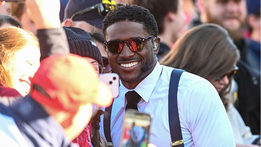 Reggie Bush takes a photo