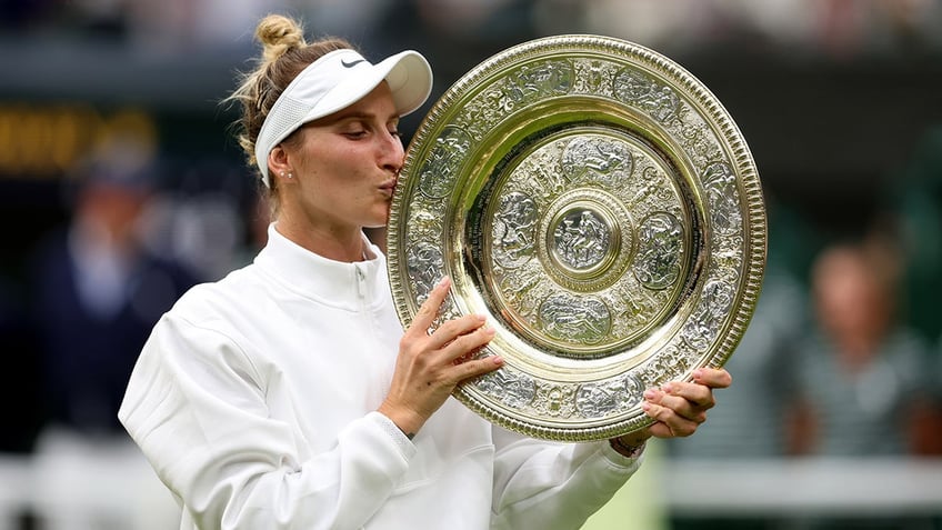Marketa Vondrousova kisses trophy