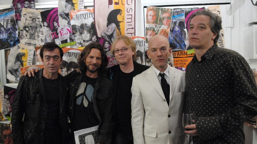 rem with eddie vedder at rock and roll hall of fame