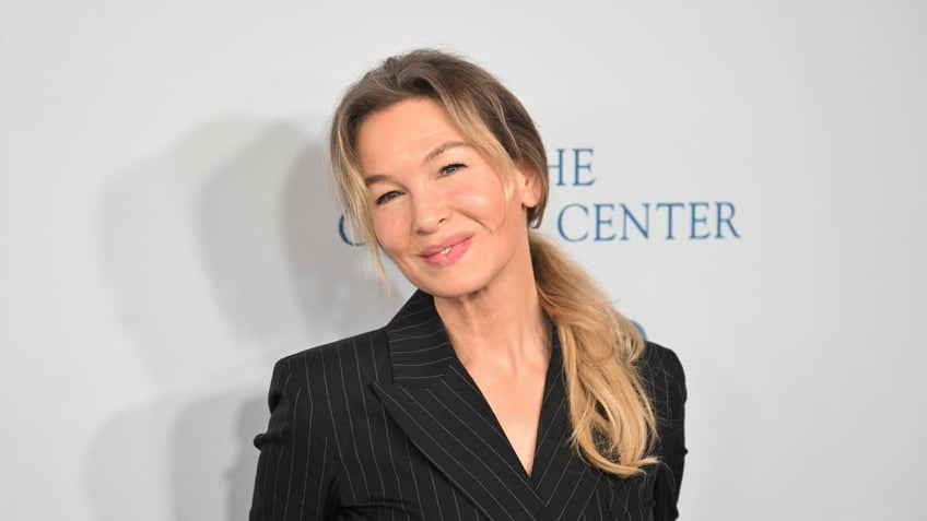 Renee Zellweger posing on red carpet