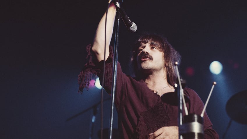 Terry Luttrell singing in 1977