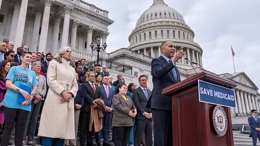 Jeffries speaks at US Capitol