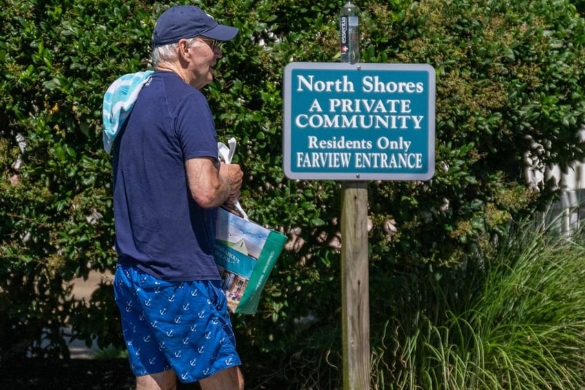 report biden on the beach again adding to 360 days 39 of his presidency already spent on vacation