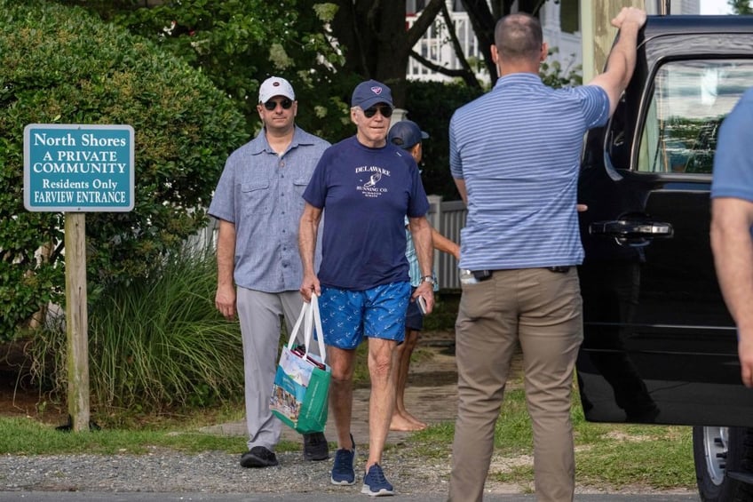 report biden on the beach again adding to 360 days 39 of his presidency already spent on vacation