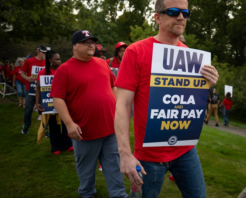 report democrats panic as trump plans to visit striking auto workers