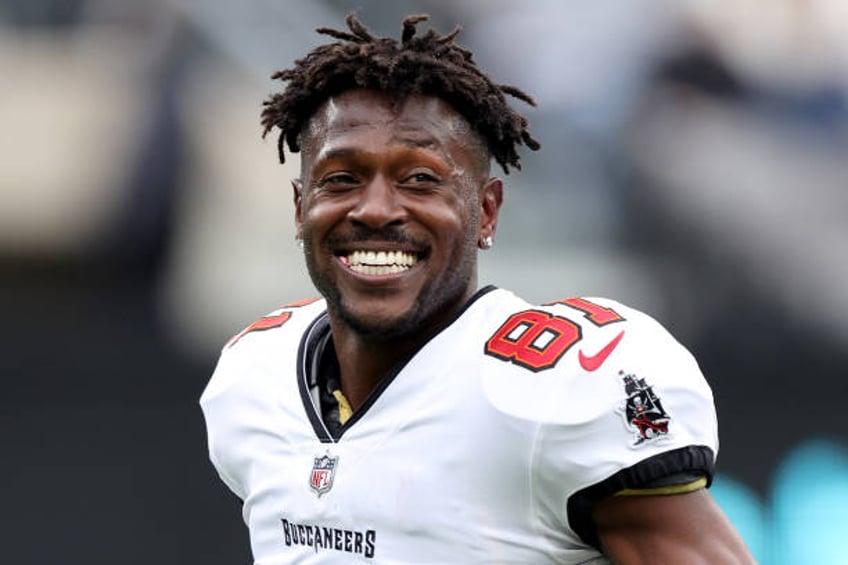 report former nfl star antonio brown allegedly threatened players with gun