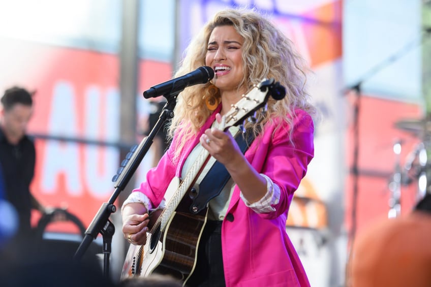 report grammy winning singer tori kelly hospitalized after collapsing treated for blood clots