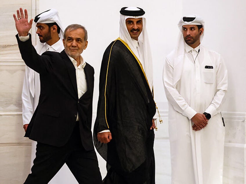 Iran's President Masoud Pezeshkian (L) and Qatar's Emir Sheikh Tamim bin Hamad al-Thani, a