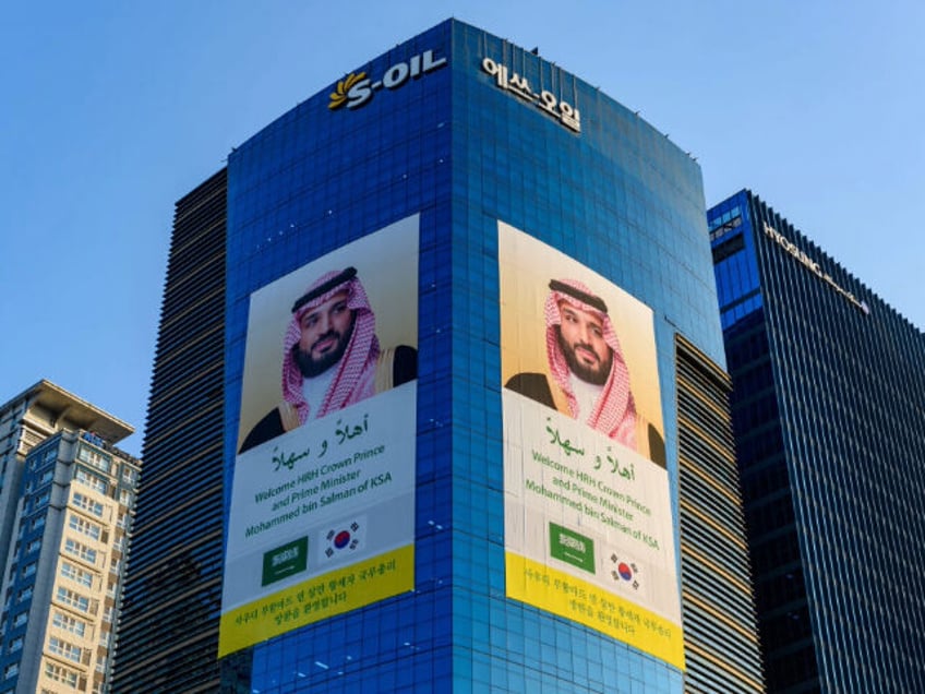 SEOUL, SOUTH KOREA - 2022/11/16: The S-Oil advertisement welcoming Saudi Arabian Crown Prince Mohammed bin Salman's visit to South Korea is hung on the outer wall of the Aramco-owned oil refiner's headquarters in Seoul. One day ahead of his visit to Seoul to meet with the heads of South Korea's …