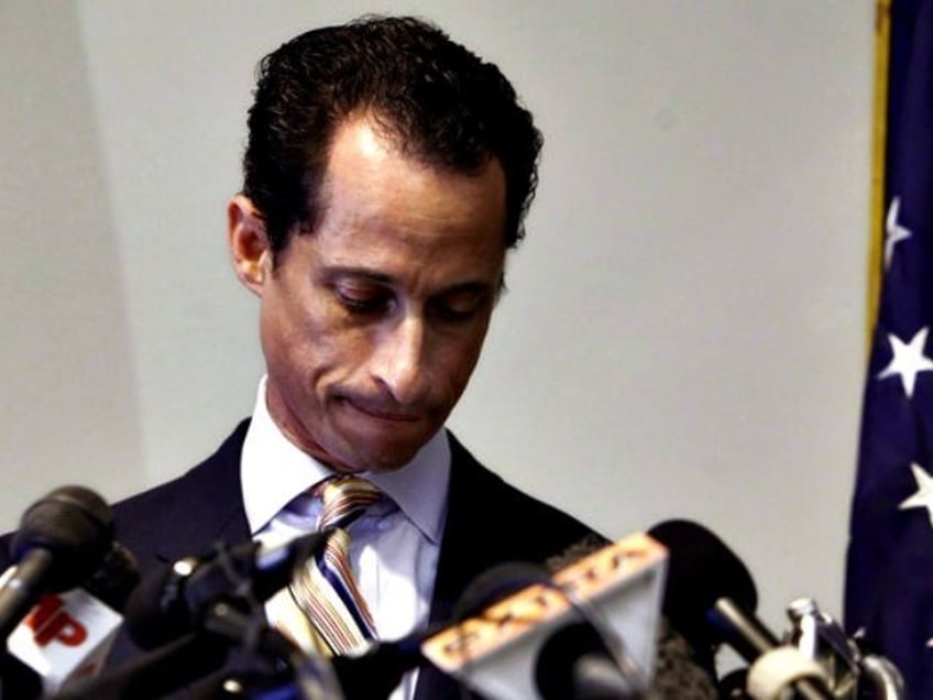 report weiner caught sexting again catfished by republican man