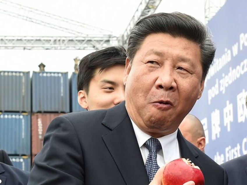 Chinese President Xi Jinping (L) and Polish President Andrzej Duda (R) eat Polish apples a